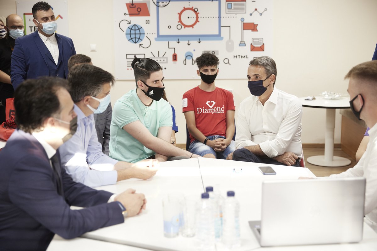 PrimeministerGR's tweet photo. Στο @XanthiTechlab, έναν κόμβο για την έρευνα και την καλλιέργεια τεχνογνωσίας, είχα τη χαρά να συζητήσω με μαθητές &amp; φοιτητές για τη βιομηχανική ρομποτική και τις εμπειρίες τους από την Ολυμπιάδα Ρομποτικής, στην οποία η ομάδα τους κατέκτησε την 4η θέση. https://t.co/sW4OXDeVDa https://t.co/iFTQDCeD6F