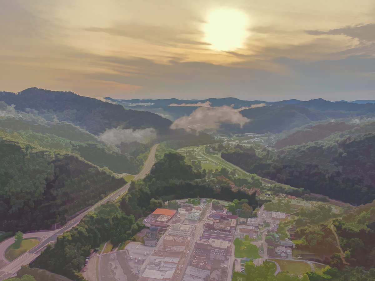 "The Jewel in the hills"

#Digitalart #photo #art #ky