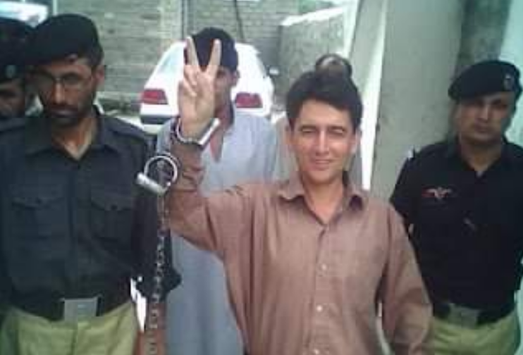 A_ProudCivilian's tweet photo. He's a poet،  writer،  an engineer &amp; a political figure"
via @HashimShahSyed 
#Releasemanzoorparwana
#GilgitBaltistan
 #StopStateTerrorismPakistan 
Pic via  @MubashirSyed14 https://t.co/mLeLycWAB9