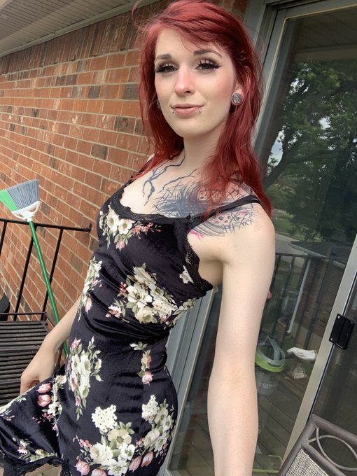 I like wearing dresses a lot tbh hehe https://t.co/2UFzI3ys0M