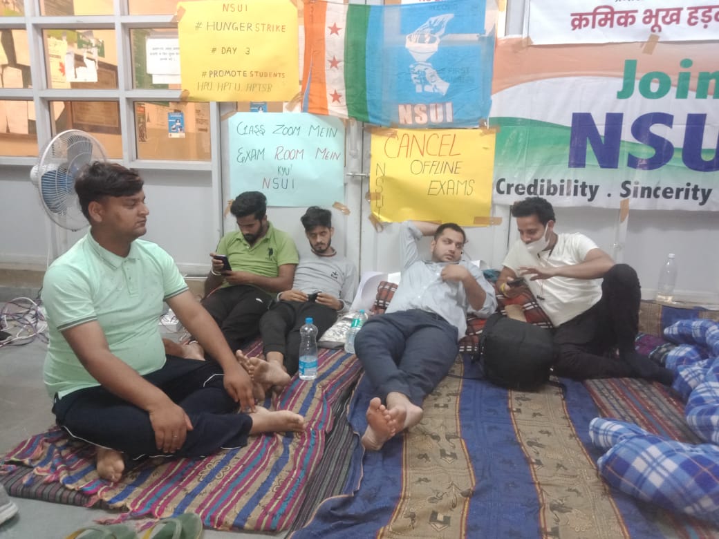 NSUIHimachal's tweet photo. तीसरी रात 
छात्रो की मांगों को लेकर NSUI कांगड़ा ने  लगातार तीसरी रात भी क्रमिक भूख हड़ताल को जारी रखा और इसे अगले सात दिन तक और चलाया जाएगा 
#onlineexamsrequired https://t.co/Fr9D4k8fei