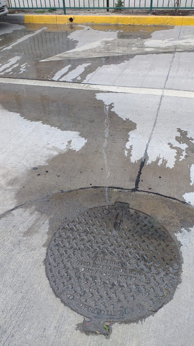 2629Krs's tweet photo. @aguas_andinas rebalse de 2 camaras en calle Nueva Exposición 1830 aguas servidas a la entrada de #CondominioMaestranza 💩 NO podemos esperar 12 a 24 hrs ➕ de 400 familias afectadas @doris_gonzalez_ @Ukamau_ECentral @fmunozv @muniecentral https://t.co/77q3QnnBqf
