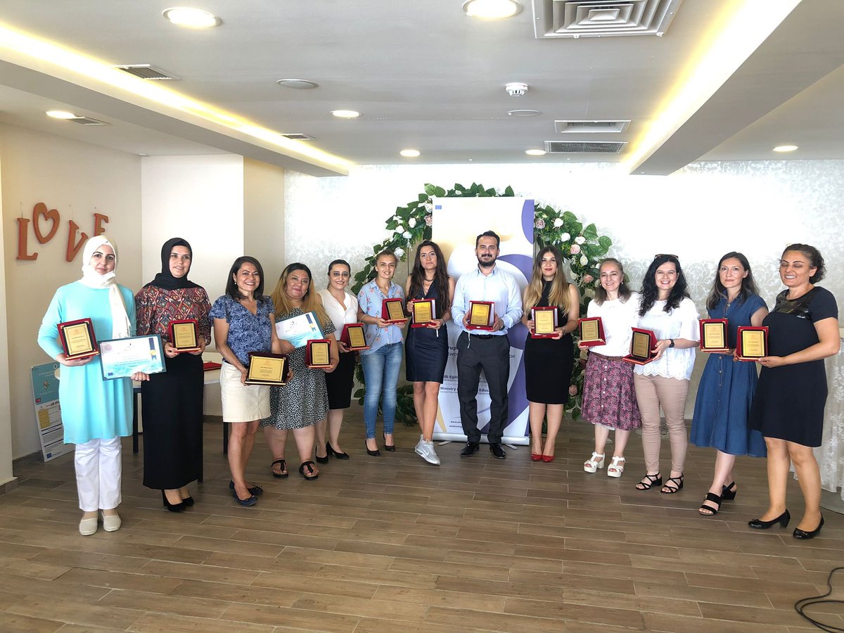 İlçe Milli Eğitim Müdürümüz Sayın Dr Barış YILDIZ başkanlığında  yapılan 2020 yılı eTwinning kalite etiketi ödül töreninde sınıf öğretmenimiz Filiz Yıldız 'a  ödülü takdim etti. <a href="/istanbulilmem/">İstanbul İl Millî Eğitim Müdürlüğü</a> <a href="/eTwinning_ist/">eTwinning İstanbul</a> @bbaris_yildiz @erkanyildiriim <a href="/Avcilarilcemem/">Avcılar İlçe Millî Eğitim Müdürlüğü</a> <a href="/avc_twinning/">e Twinning Avcılar</a>