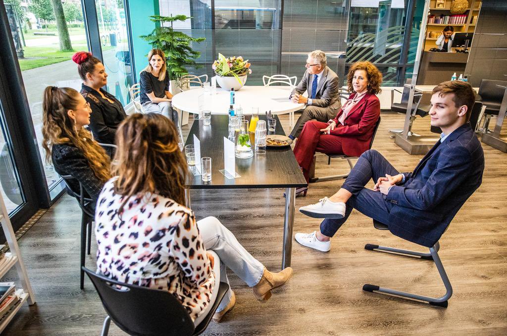 <a href="/DaVinciCollege/">Da Vinci College</a> bestaat 25 jaar – ik bezocht ze vandaag en zag een bloeiend ROC dat midden in de samenleving staat. Goed om te zien dat er veel aandacht is voor kwetsbare studenten – o.a. met de begeleiding van school naar werk, intensieve coaching en kleinere klassen.
