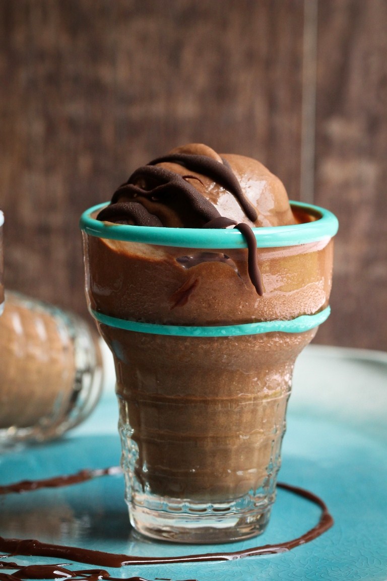 Only cure for this heat is this 4 Ingredient Vegan Chocolate Ice Cream! thevegan8.com/4-ingredient-v…