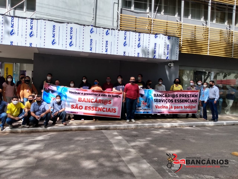 sindbancariospi's tweet photo. Diretores do Sindicato dos Bancários do Piauí (SEEBF/PI) foram a Parnaíba participar da plenária e organizar manifestação dos bancári@s que pedem a inclusão da categoria no grupo prioritário de vacinação contra a Covid naquela cidade.
#SEEBFPI #Manifestacao #Parnaiba #BB #Caixa https://t.co/UbKmDX6OwA