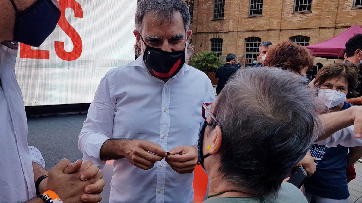 CorPaeria's tweet photo. Moltes gràcies @andreuvr i Carme @OmniumLleida per lliurar al @jcuixart el Pin dels #CantairesDePonent i explicar-li que els hem tingut a tots presents cada dilluns a Plaça, com diu “cap indult farà callar la veu del poble de Catalunya"  seguim pels #RepresaliatsiExiliatsPolítics https://t.co/RxaIYxox5p