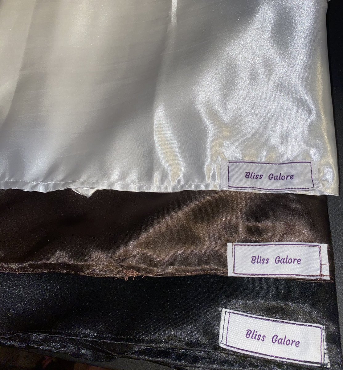 BlissGalore_'s tweet image. Black Satin Pillowcase (1 available) 🖤
Did you know that our satin pillowcases are handmade? 😊 

Satin pillowcases protect your hair from frizz, static, and breakage. They also are more gentle on your skin and better than cotton pillowcases if you have acne or sensitive skin.