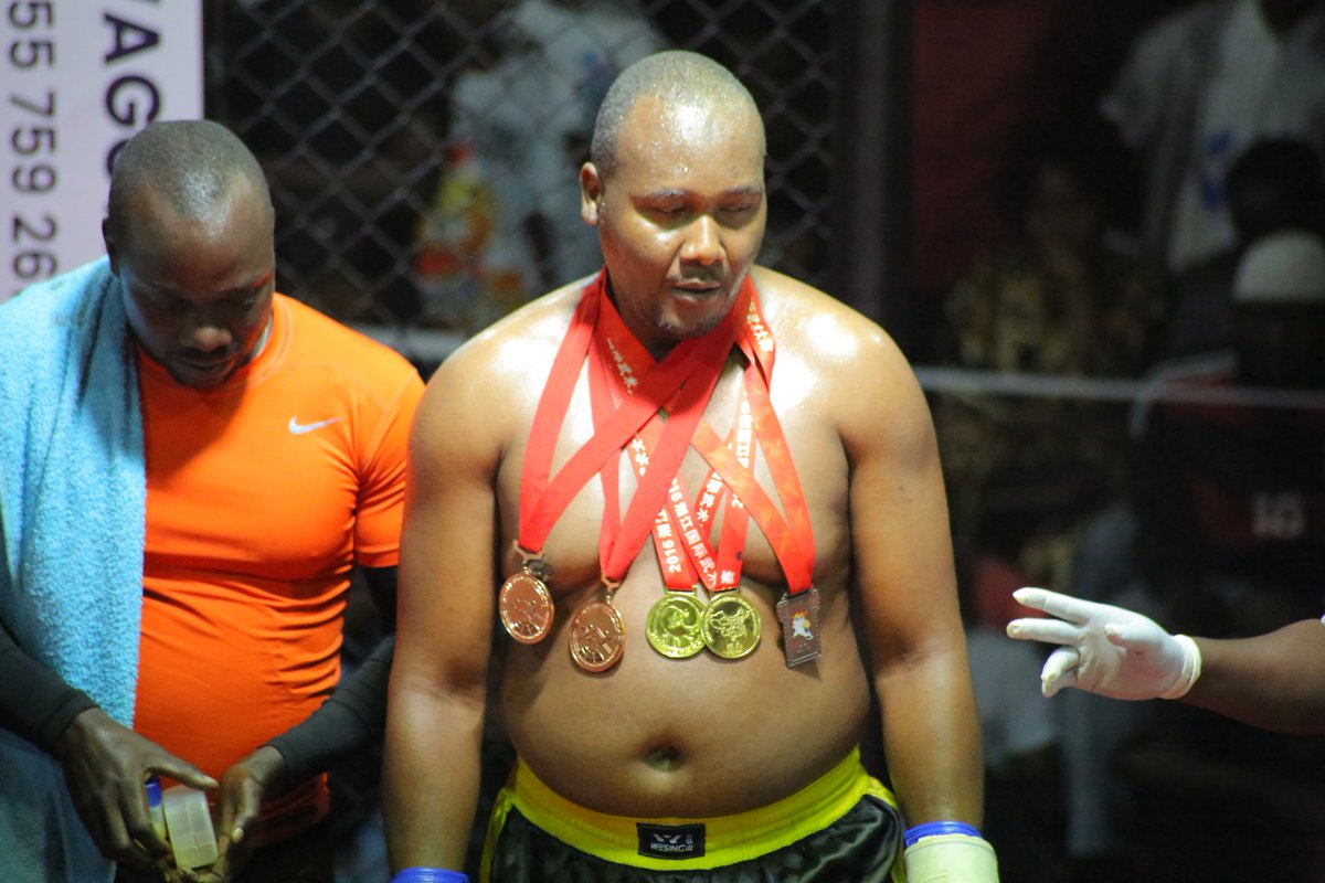 azamtvtz's tweet photo. VITASA PLUS: Ramadhan Mshana ameileta KO kwa kumkaanga Hassan Haruna kwenye pambano la nane usiku huu
Tuko LIVE #AzamSports2HD
#VifutiRoundKick #KickBoxingLeague2021
#AfricanFightingKing #VitasaPlus #AFKBoxingLeague https://t.co/w2UpZPi2ss