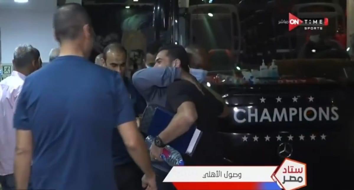بعثة بيراميدز وصلت قبل بعثة الاهلي بدقائق ولاعبي بيراميدز توجهوا لغرفة الملابس الا احمد فتحي انتظر بعثة الاهلي للاطمئنان على اللاعبين والجهاز الفني