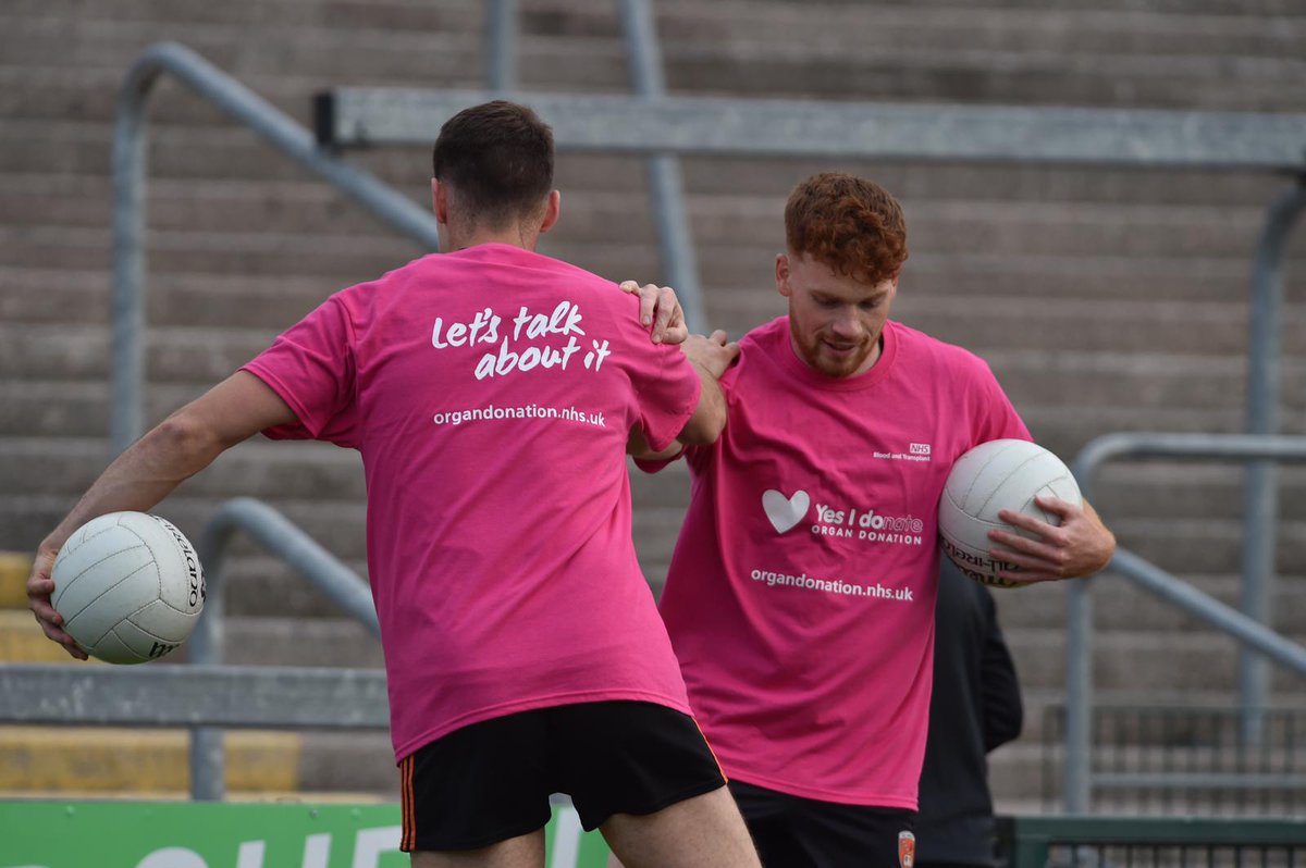 OrganDonationNI's tweet photo. A great show of support (&amp; pink) for #OrganDonation as @AontroimGAA &amp; @Armagh_GAA get ready for the Ulster Senior Champs on Sun, with Antrim ably assisted by @Donate4Daithi ❤ 
Thks @UlsterGAA 
Until Sunday's match, #havethechat about organ donation, see https://t.co/gF8wEizUjd https://t.co/V9bOvRbgPN