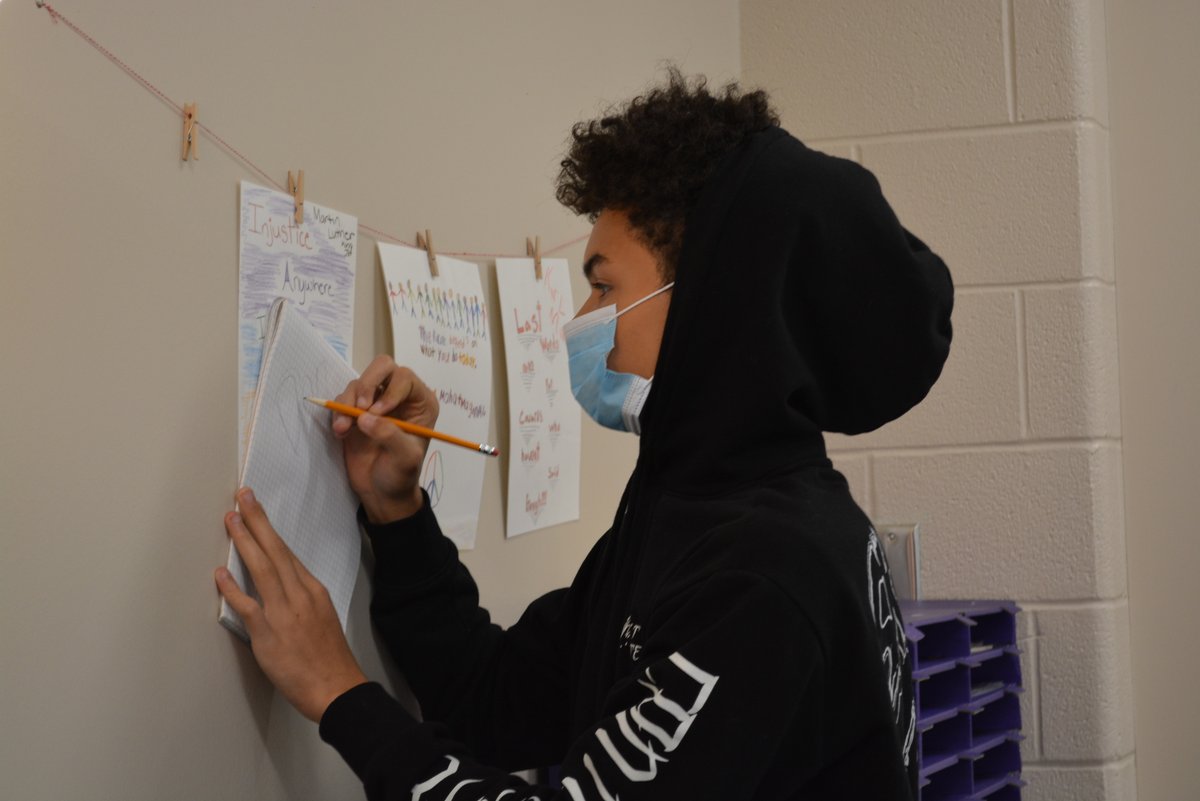 Erie1BOCES's tweet photo. Junior Donte Robinson from @ktufsd works on a drawing during class at the College and Career Readiness Academy at EDGE. #BOCES #ExceptionalEd https://t.co/FiaLYGFxGO