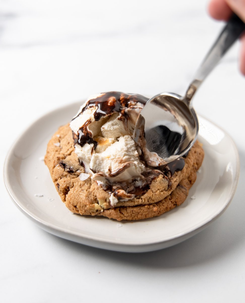 A story of love: when our Original cookie met vanilla ice cream. 😍🍪💖 Have you tried this combination before? It's a classic and delicious dessert, especially during the summertime!