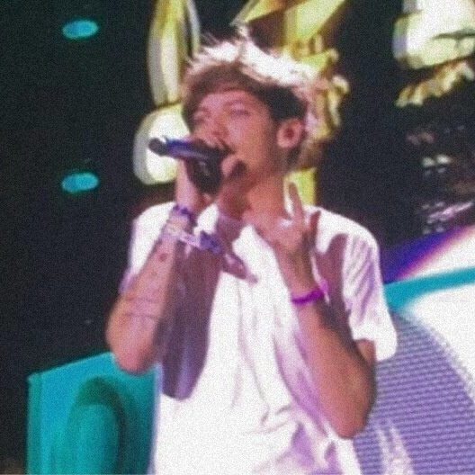 clothesharinbot's tweet photo. 2015 larry with matching bracelets <3 https://t.co/SYNWBxVNq5