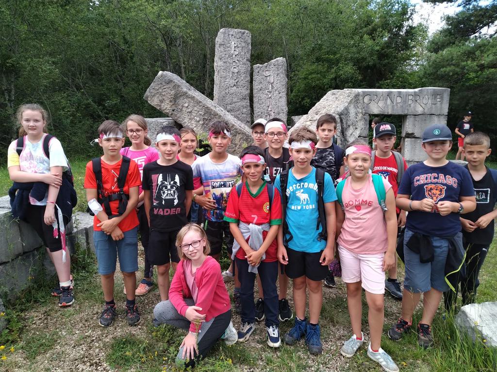 ComiteUSEP01's tweet photo. Les chemins de la mémoire #usep01: 7 classes 6 chemins. 170 élèves de c3 ont randonné vers Le Grand Brûle à Chevignat #Courmangoux. Débat #remueméninges sur la résistance, atelier danse contemporaine sont venus clôturer cette magnifique journée. Bravo à tous les participants. https://t.co/3D3tFdtm1C