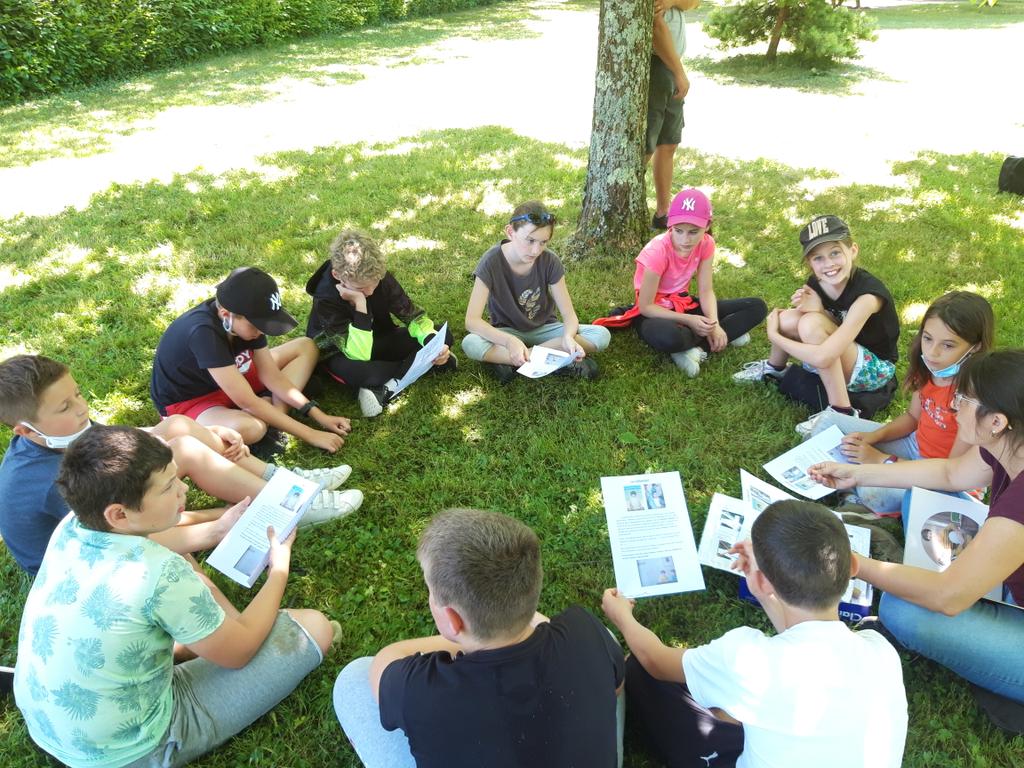 ComiteUSEP01's tweet photo. Les chemins de la mémoire #usep01: 7 classes 6 chemins. 170 élèves de c3 ont randonné vers Le Grand Brûle à Chevignat #Courmangoux. Débat #remueméninges sur la résistance, atelier danse contemporaine sont venus clôturer cette magnifique journée. Bravo à tous les participants. https://t.co/3D3tFdtm1C