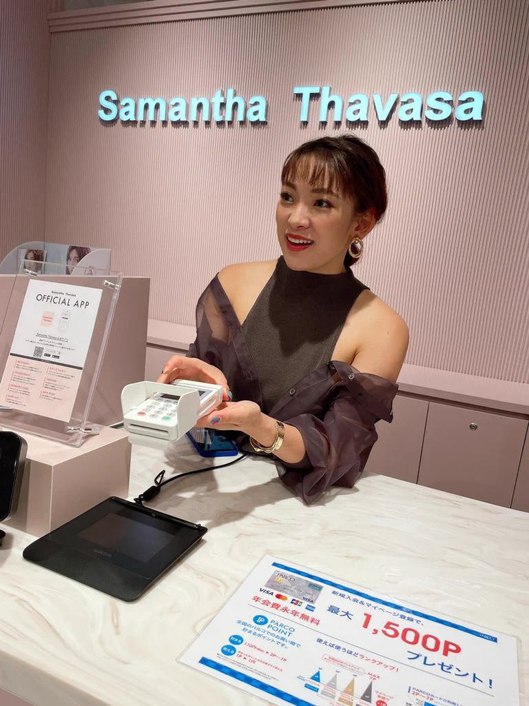 フワちゃんがサマンサタバサの店員に！？いつもと違うメイクでかわいい！！