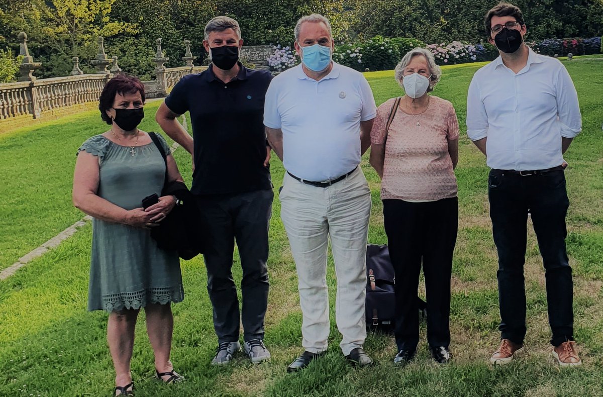 cbabio's tweet photo. So por esta imaxe xa pagou a pena tantos esforzos e loitas para normalizar Meirás.
Frente as Torres roubadas por un ditador, con Flor Baena (irmá de Humberto Baena), Valentín García Bóveda (neto de A. Bóveda), Amalia Bóveda (filla de Alexandre Bóveda) e Manuel Pérez Lorenzo. https://t.co/0pwIDXjXiy
