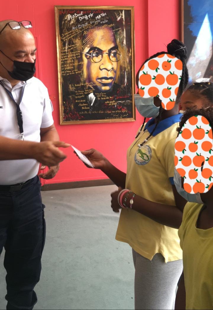 Marcel_PLACIDE's tweet photo. Ce matin, à la mairie, 3 élèves de CM2 et leur enseignante ont reçu le Permis Internet au nom de leur classe. Une action menée en collaboration avec la Police Nationale, la ville de FDF et l'Education Nationale, représentée par Mme l'IA-DAASEN. @CircoFdF1 @fdfville @corinne_gau https://t.co/nA6m7eN54E