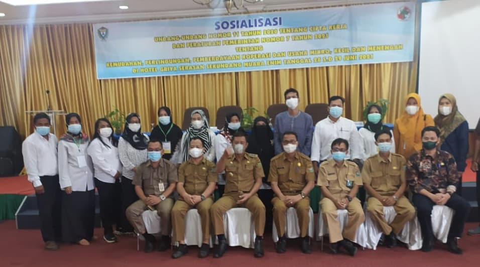 Merty73734082's tweet photo. Penutupan Acara Sosialisasi UU Nomor 11 Tahun 2020 tentang Cipta Kerja dan Peraturan Pemerintah Nomor 7 Tahun 2021 tentang Kemudahan. Perlindungan,Pemberdayaan Koperasi dan Usaha Mikro,Kecil dan Menengah Hari ke2
#penyuluhkoperasi 
#ppklkemenkop 
#ppklsumsel 
#ppklmuaraenim https://t.co/FjFTlhn2ch