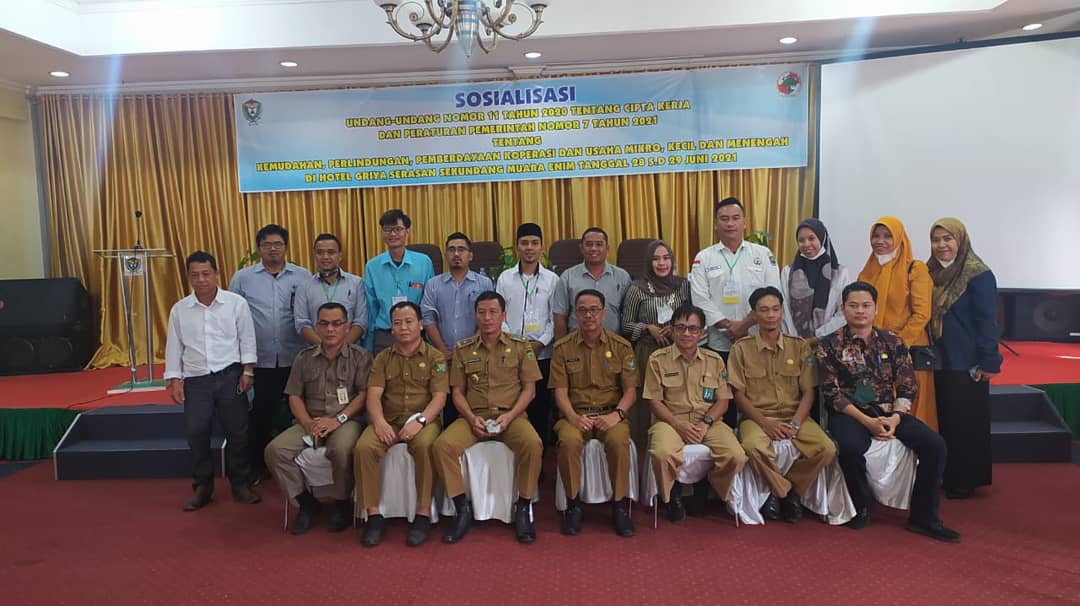 Merty73734082's tweet photo. Penutupan Acara Sosialisasi UU Nomor 11 Tahun 2020 tentang Cipta Kerja dan Peraturan Pemerintah Nomor 7 Tahun 2021 tentang Kemudahan. Perlindungan,Pemberdayaan Koperasi dan Usaha Mikro,Kecil dan Menengah Hari ke2
#penyuluhkoperasi 
#ppklkemenkop 
#ppklsumsel 
#ppklmuaraenim https://t.co/FjFTlhn2ch