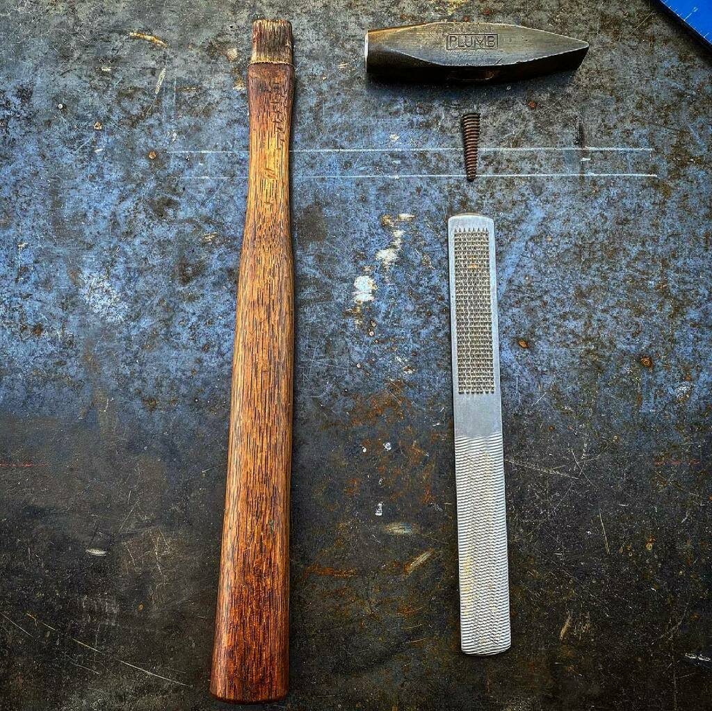 Resetting this beautiful little plumb upholstery hammer. A reminder of why I don’t like glueing wedges in the tools I make/use. 10 minutes later, ready for work.
.
.
.
#antiquetools #hammer #plumb #reset #oldtools #noglue #cleanshophappyshop #makeyourlife #maintanance #shopl…