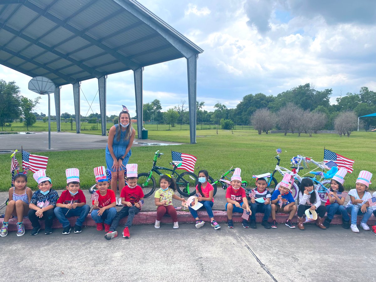 The #LittleMustangs celebrating #4thofJuly  with a fun bike parade! 🇺🇸 🚲🎈🎉