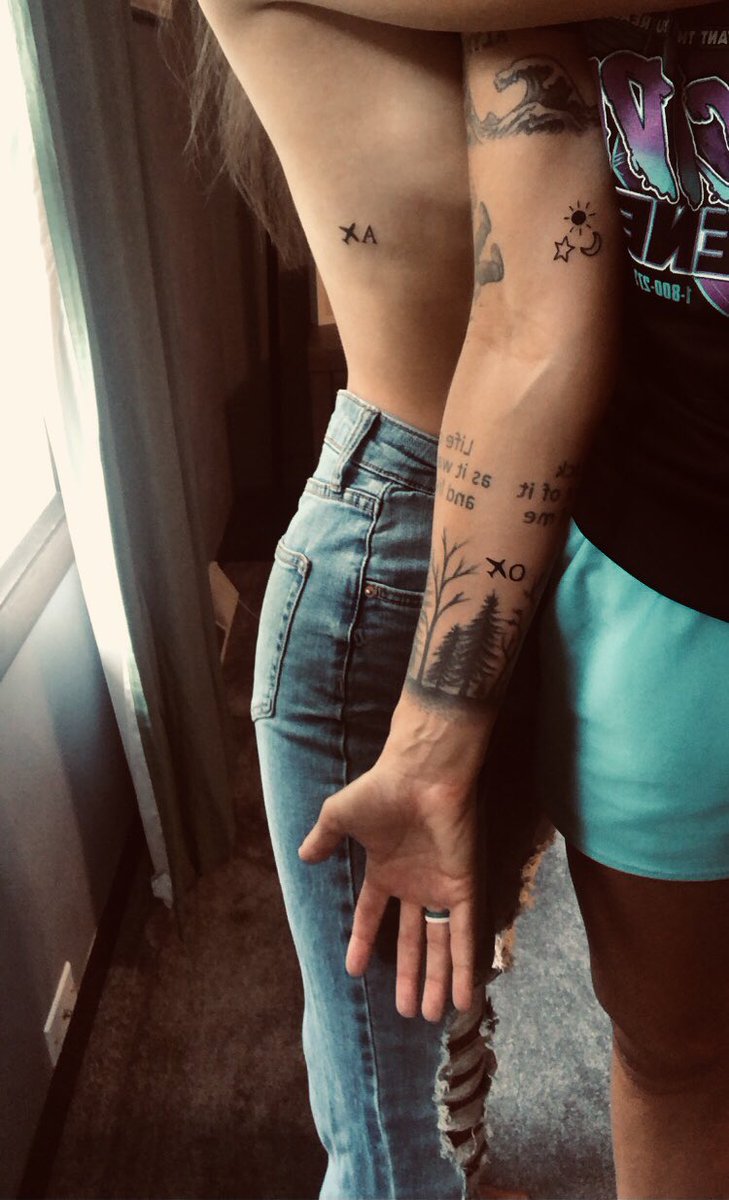 livvcap's tweet photo. My favorite thing to do with you ♡ https://t.co/yZfKe4rWw1