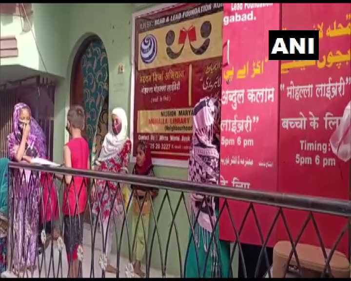 ANI's tweet photo. Maharashtra: A Class 6 student opens 'Mohalla Library' at 11 locations in slum areas of Aurangabad

"Since schools are closed, children in my neighbourhood used to play throughout the day. I decided to open the library so that they can utilise their time," Mirza Mariam said y'day https://t.co/vngWwegJbC