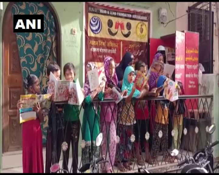 ANI's tweet photo. Maharashtra: A Class 6 student opens 'Mohalla Library' at 11 locations in slum areas of Aurangabad

"Since schools are closed, children in my neighbourhood used to play throughout the day. I decided to open the library so that they can utilise their time," Mirza Mariam said y'day https://t.co/vngWwegJbC