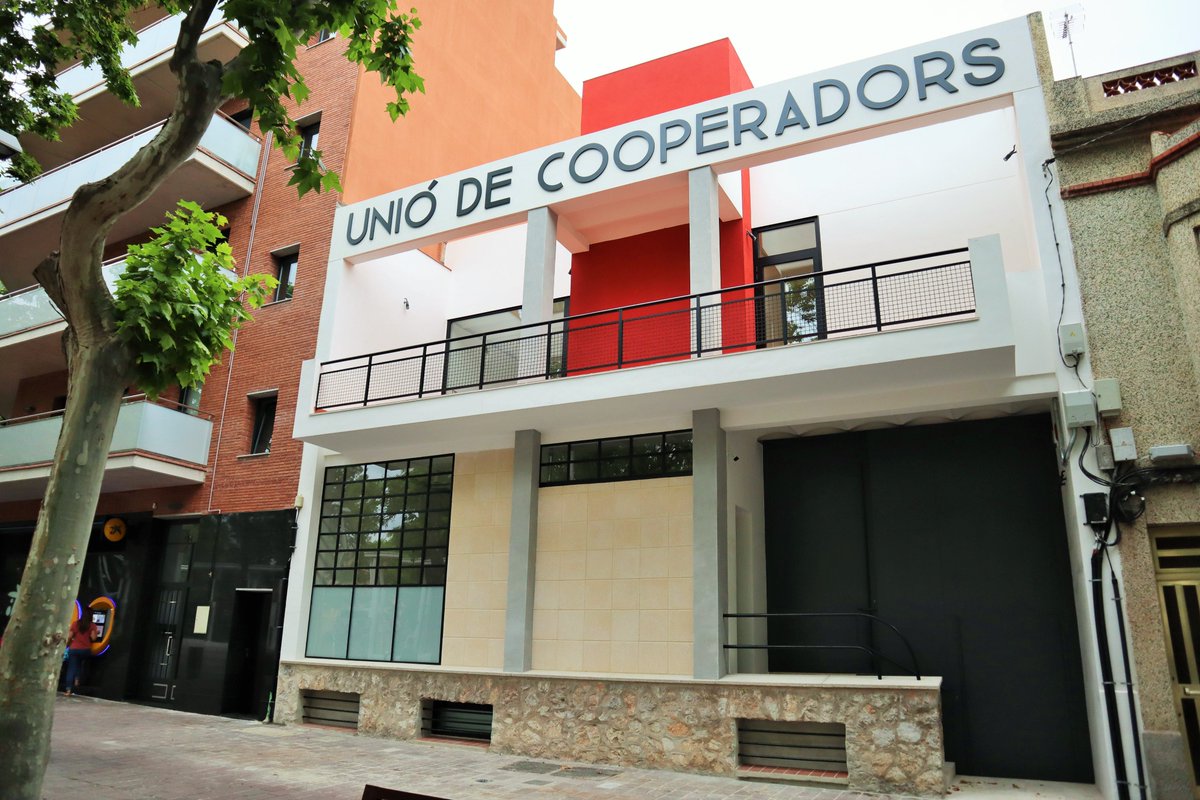 efemarq's tweet photo. Aquest color vermell és tan típicament lecorbusierià!... #Sert i #Torres homenatjant a Le #Corbusier, que el 1931 publicà una carta de colors per a la companyia "Salubra" i que incloïa el vermell "#vermelló" (#32090).
Molt bona feina de restauració.
Arq: https://t.co/dscIb7dKUB https://t.co/vmRmHVBS9R