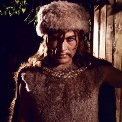 “Ulusum, ulusların en büyüğüdür. Türk oğlu Türk’üm ben. Yüce Başbuğumuz Attila’nın savaşçısıyım, ismim Tarkan’dır!”

Bozkurduyla, atıyla, kılıcıyla bir değil sayısız nesli Türklük bilinciyle etkileyen #KartalTibet 83 yaşında hayatını kaybetti. Ruhu şad olsun…