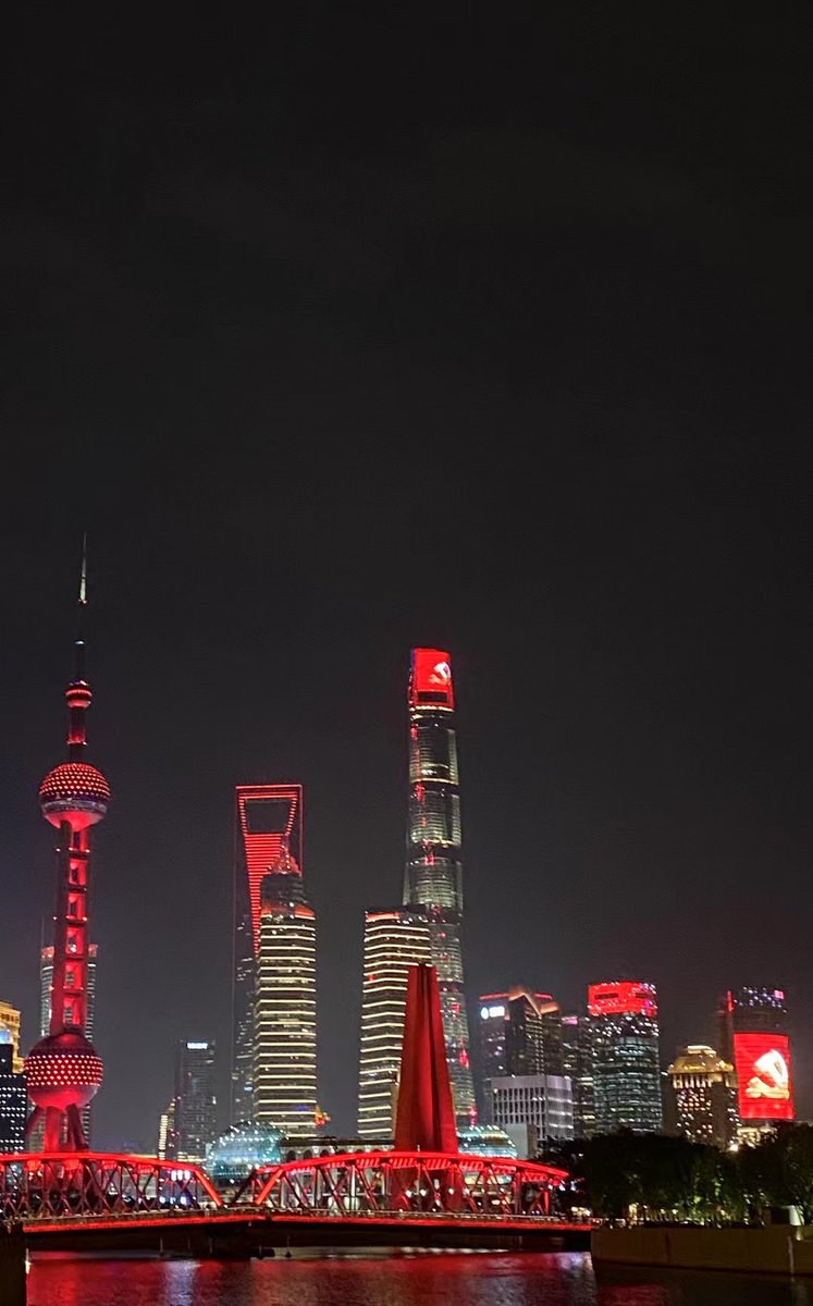 #CathayHotel (now Peace Hotel) turns red for the 100th anniversary of the founding of the Communist Party of China, and thousands throng the Bund. #PartyoftheCentury