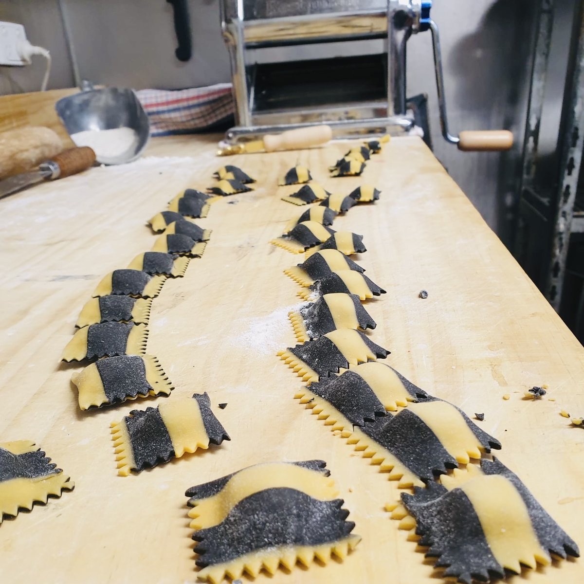 Apparently there is no official collective noun for ravioli... but for some reason this shot makes me think 'an army of ravioli'!
What do you think? 🤔
.
.
.
#bottega #bottegamelb #bourkest #modernitalian #handmadepasta #fresh #collectivenouns