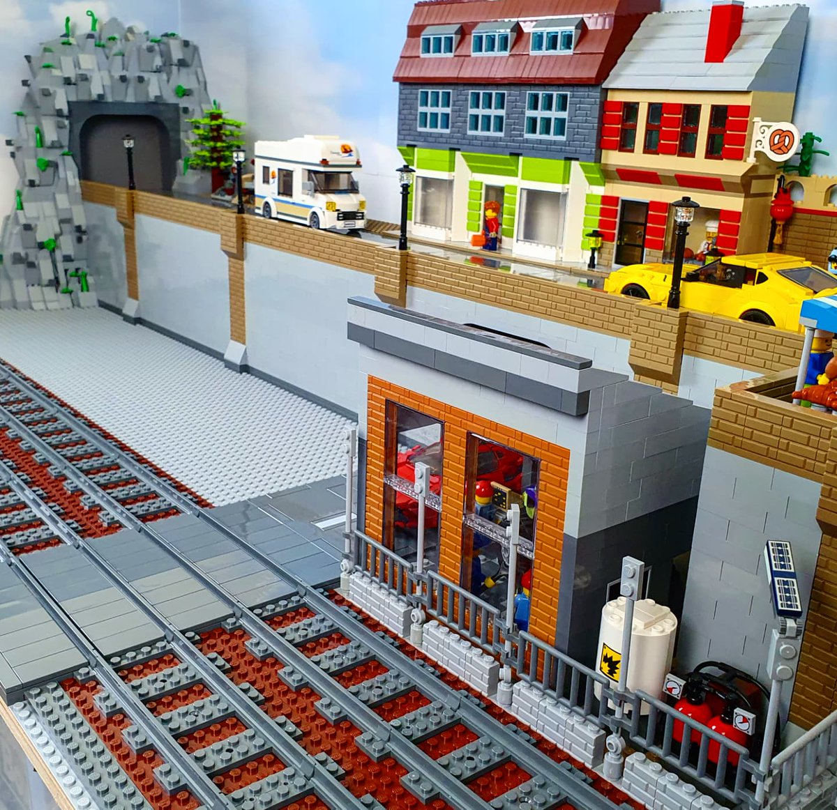 CreativeBrickB's tweet photo. Full video on YouTube - link in bio. New moc buildings in the LEGO City. One new shop is unoccupied though - what sort of shop should it be?

#lego #legocity #legomoc #moc #legobuild #legocitymoc #legolayout #legobrick #legobricks #legoset #legocreator https://t.co/dInwUVqJIF