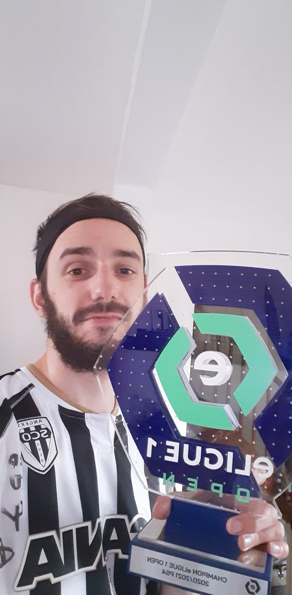 Un magnifique trophée qui vient clore une bien belle saison ! Merci à la @e_LIGUE_1 pour tout le travail fait sur cette édition. Et encore une fois, un grand merci à <a href="/AngersSCO/">Angers SCO</a> ! A l'année prochaine 👋🏆