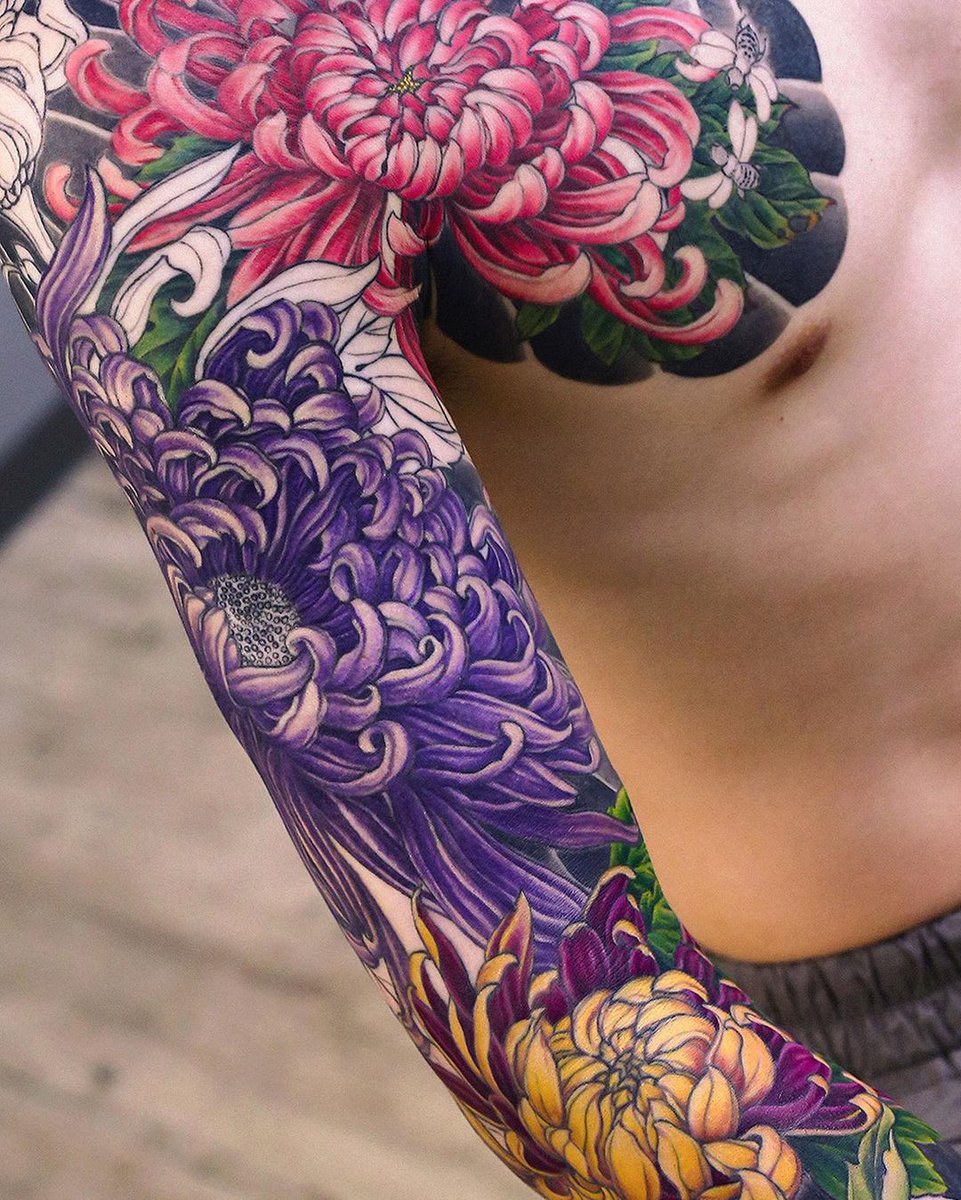 Stunning detail by @kenji_shigehara_yktattoo 🤯 #chrysanthemumtattoo #kiku # flowertattoo #sleevetattoo #colorworktattoo #japanesetattoo #irezumi #inked  #菊 #刺青 #和彫り #thetattooshopsupplies #tattooshopsupplies, image size:961x1200