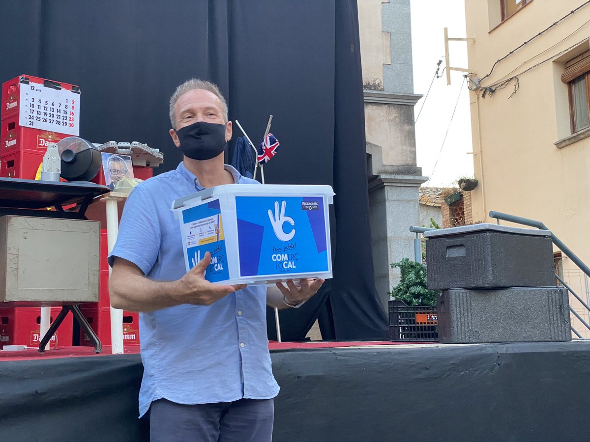 Vilablareix_cat's tweet photo. Hem fet el sorteig de la campanya de dinamització del comerç local #ComCal i la guanyadora ha estat:
👉🏻Anna Alonso Puell
Enhorabona i gràcies a tothom qui hi ha participat!
#VilablareixThoAgraeix #Vilablareix https://t.co/b6eXDN1r74