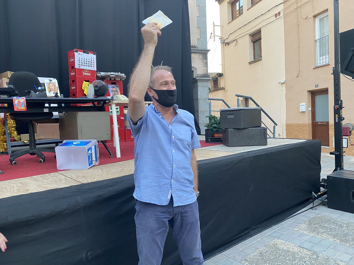Vilablareix_cat's tweet photo. Hem fet el sorteig de la campanya de dinamització del comerç local #ComCal i la guanyadora ha estat:
👉🏻Anna Alonso Puell
Enhorabona i gràcies a tothom qui hi ha participat!
#VilablareixThoAgraeix #Vilablareix https://t.co/b6eXDN1r74