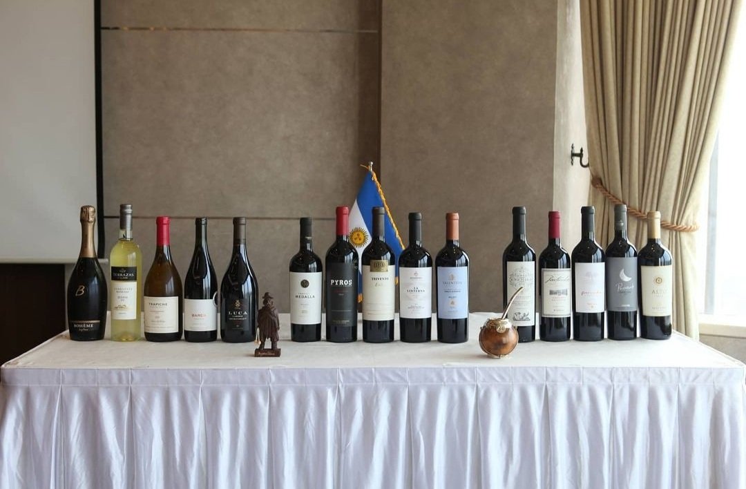 andresrosberg's tweet photo. Comparto una nota sobre la Masterclass con vinos de Argentina que organizamos con la Embajada de Argentina en la República de Corea para el público coreano-parlante! 😁🍷
#VinoArgentino #AASomm #APASomms #ASIsomms https://t.co/Yq6pvwKkKo