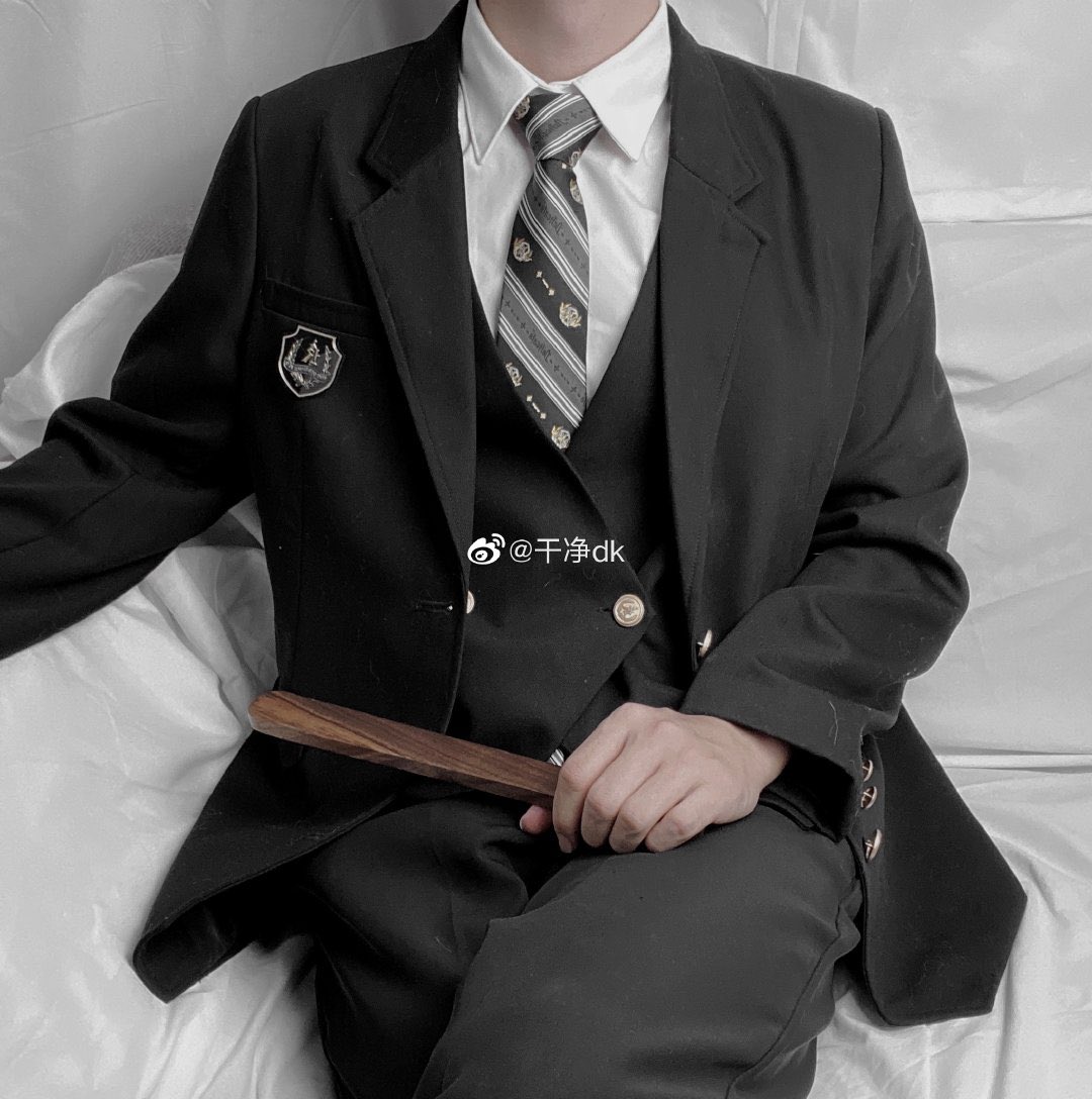 dom28943572's tweet photo. They hold their little ones in velvet gloves with iron fists, tough on the outside but soft on the inside, and they bond with each other by subtle psychological mechanisms rather than brute force.
#dk制服 #s #dom #反差 #温�� https://t.co/TE8nuaXWg8