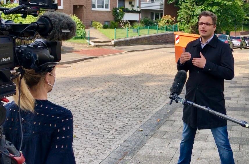 Jewtuschenko's tweet photo. Im Interview mit @Lea_Reinhard für @butenunbinnen zu den #Gassperrungen in #Bremerhaven. 👉https://t.co/AowiAgbdDe https://t.co/oNicVW2DF5