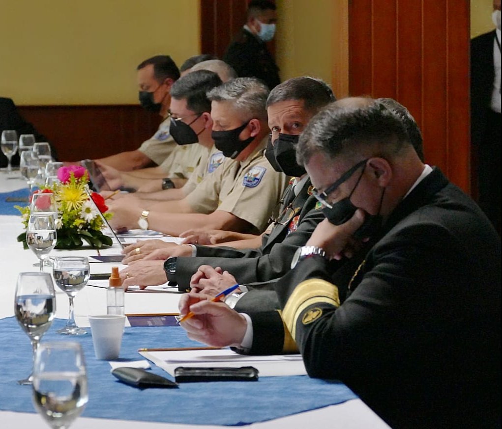 Policía Ecuador (@policiaecuador) on Twitter photo ARTICULACIÓN ESTRATÉGICA 🇪🇨
En <a href="/PoliciaEcuador/">Policía Ecuador</a> #UIO se realizó reunión interinstitucional entre mandos Policial, Militar y CIES. Asisten <a href="/DefensaEc/">Ministerio de Defensa Nacional del Ecuador</a> y Viceministro del Interior
📍Temas: Seguridad de sectores estratégicos, minería ilegal, control de armas, municiones y explosivos ARTICULACIÓN ESTRATÉGICA 🇪🇨
En <a href="/PoliciaEcuador/">Policía Ecuador</a> #UIO se realizó reunión interinstitucional entre mandos Policial, Militar y CIES. Asisten <a href="/DefensaEc/">Ministerio de Defensa Nacional del Ecuador</a> y Viceministro del Interior
📍Temas: Seguridad de sectores estratégicos, minería ilegal, control de armas, municiones y explosivos