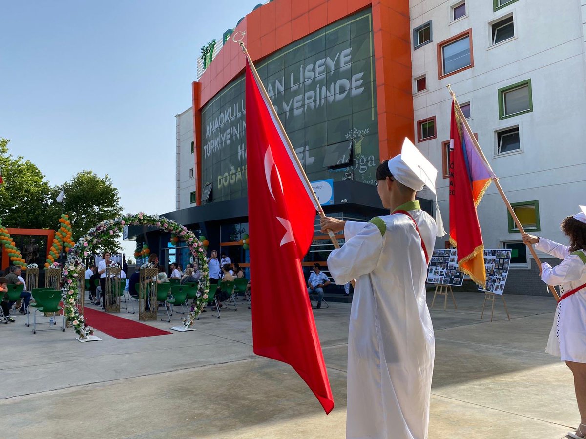 DogaatMBA's tweet photo. Mezun olmak yeni başlangıcı beraberinde getirir🎓Öğrencilerimizi tebrik ediyor, başarılarının devamını diliyoruz🐝🧡💚 @alideniz_itu @serozeren @duyguozkankilic @aligundogdu44 @uygur_alper @FilizYl50773054 @SultanGrgn @Canansokeli @BycekmeceDoga @enversahin82 @DogaOkullari https://t.co/yZXTlShjuV