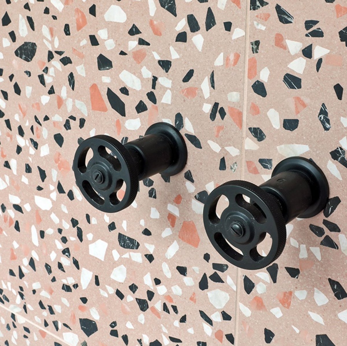 CeramicsOfItaly's tweet photo. Calling all #TerrazzoLovers - this is the bathroom of your dreams! Designed by Caitlin Slater, the bathroom in this Australian loft features pink terrazzo-effect tiles from Ergon by @Emil_Group's Medley collection, which gives the space a fun, trendy touch! #ProjectOfTheWeek https://t.co/1jiPnoU7zC