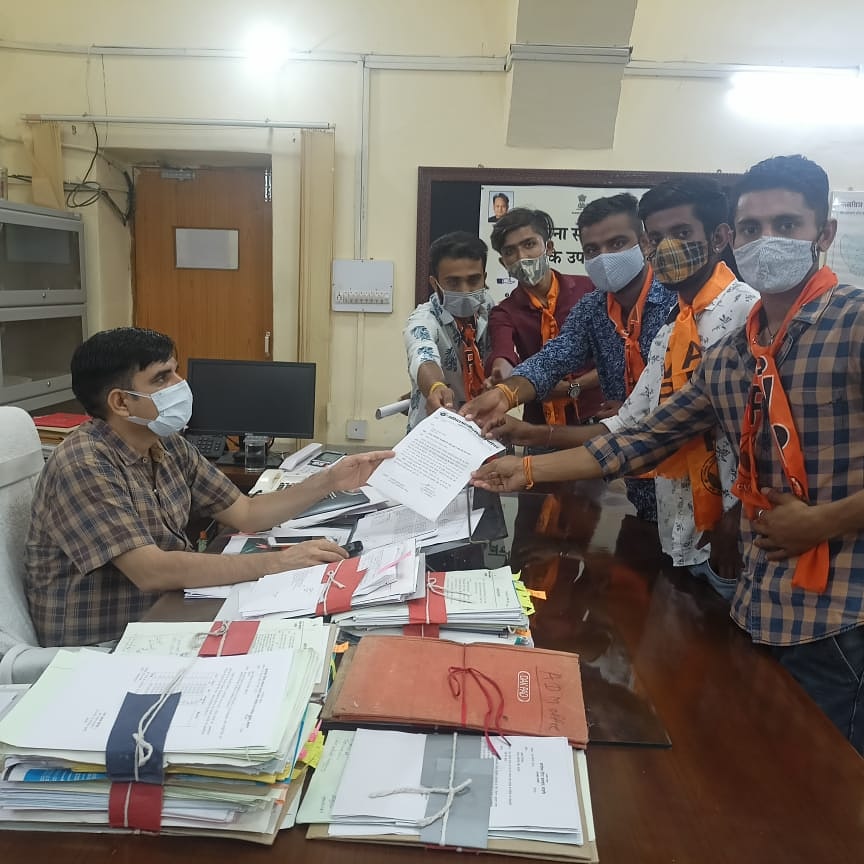 ABVP4Barmer's tweet photo. आज अखिल भारतीय विधार्थी परिषद (ABVP) बाड़मेर के कार्यकर्ताओं द्वारा कोरोना महामारी की प्रथम व द्वितीय लहर द्वारा निराश्रित विद्यार्थी जिनके माता - पिता या अभिभावक काल कलवित हुए है , उनकी शुल्क माफ व नियामकता के संदर्भ में रा��्यपाल व कुलपति के नाम ज्ञापन सौंपा https://t.co/ew2YD0TLhR