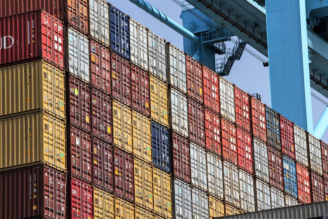 KNRetrans's tweet photo. Today’s Logistics newsletter has shipping lines straining to add capacity while Ford signals that semiconductor shortage is taking a deeper toll: https://t.co/VlwSpS14dR (via @paulpage @WSJLogistics) https://t.co/TgCJd681Ih