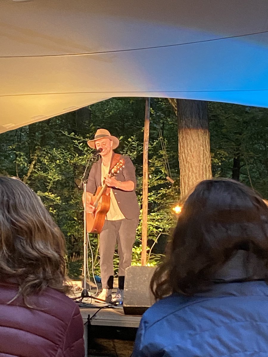 Bedankt ⁦@Nielsgeusebroek⁩ voor het mooie concert. Wat mooi om je passie voor muziek te zien; elk lied komt binnen ⁦@Cabriosoest⁩