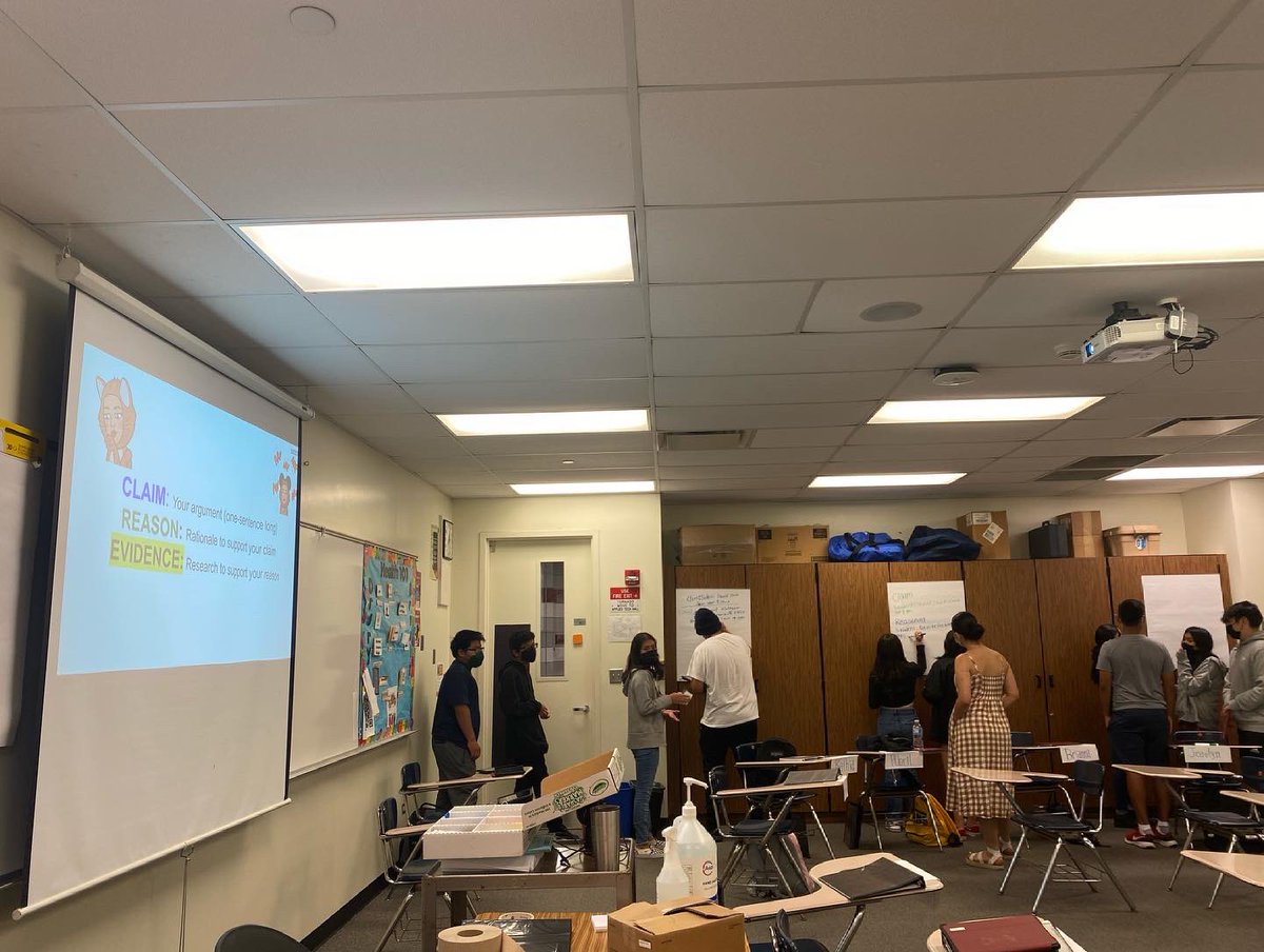 mrs_Bmoreno's tweet image. Engaging in argument: dogs or cats? Plot twist: where’s your evidence to support?! 

#projectexcel #onephs
