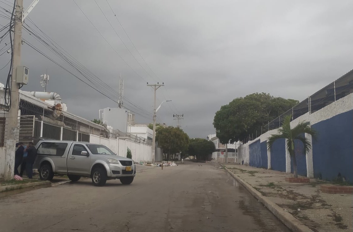 sorayalinero's tweet photo. El espectáculo diario:muertos por COVID q sacan por la morgue y 2 botaderos d basuras a cielo abierto,uno en la 20 y otro en la 21 frente a la entrada del Marie Poussepin. Así quieren regresar? @Mineducacion @SecEducacionBAQ @alcaldiabquilla @Supersalud @MinSaludCol @HaroldYanesR https://t.co/mZqHVPJAfN
